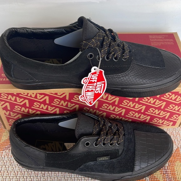Vans WMNS Era Patchwork
Mono Patchwork Blackout
VN0A4BVU10J
Sneakers - Picture 3 of 16